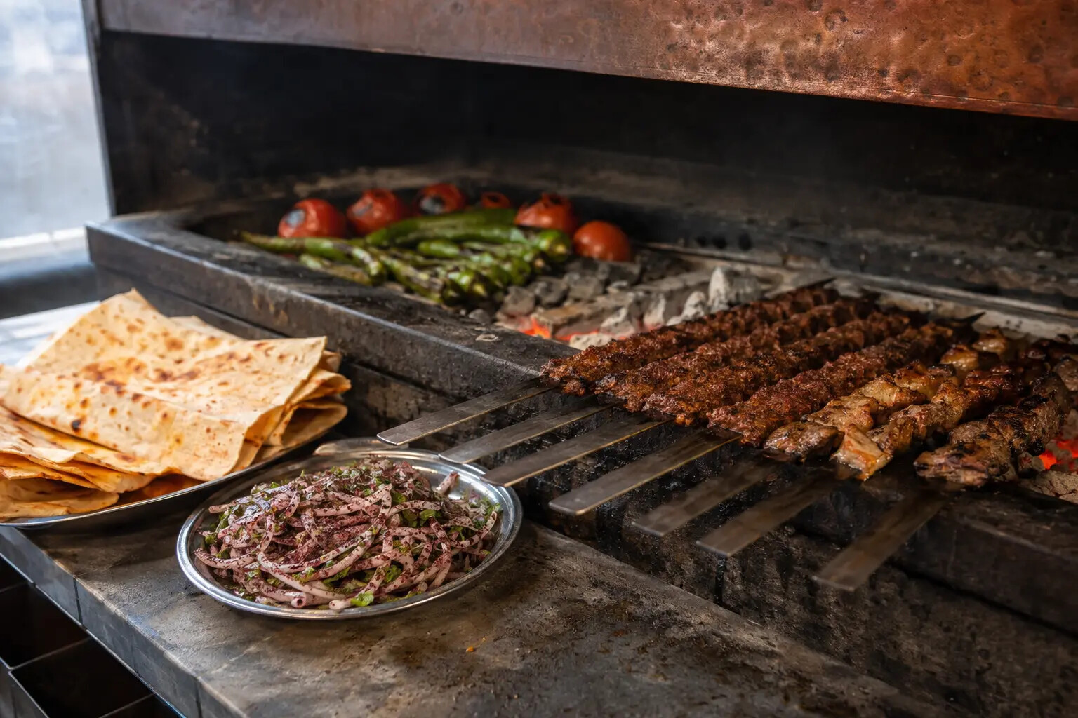 Charcoal-grilled kebap, peppers and warm lavaş