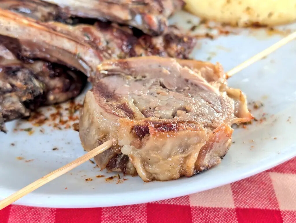 Charcoal-grilled lamb chops served in Çorlu